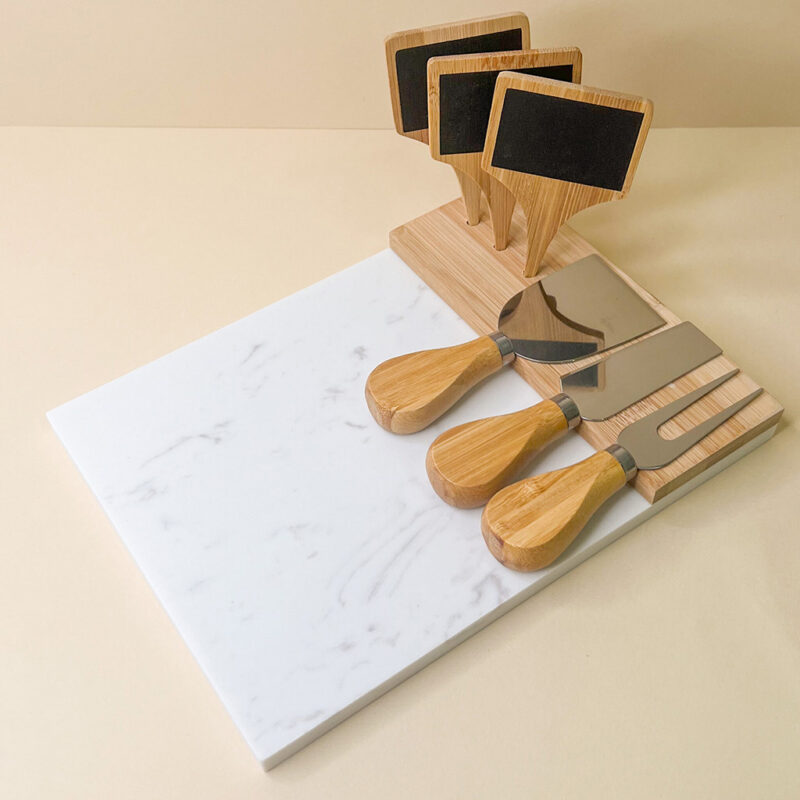 Set Tagliere in marmo e bamboo - 3 coltelli da formaggio - 3 segna antipasti - immagine 2