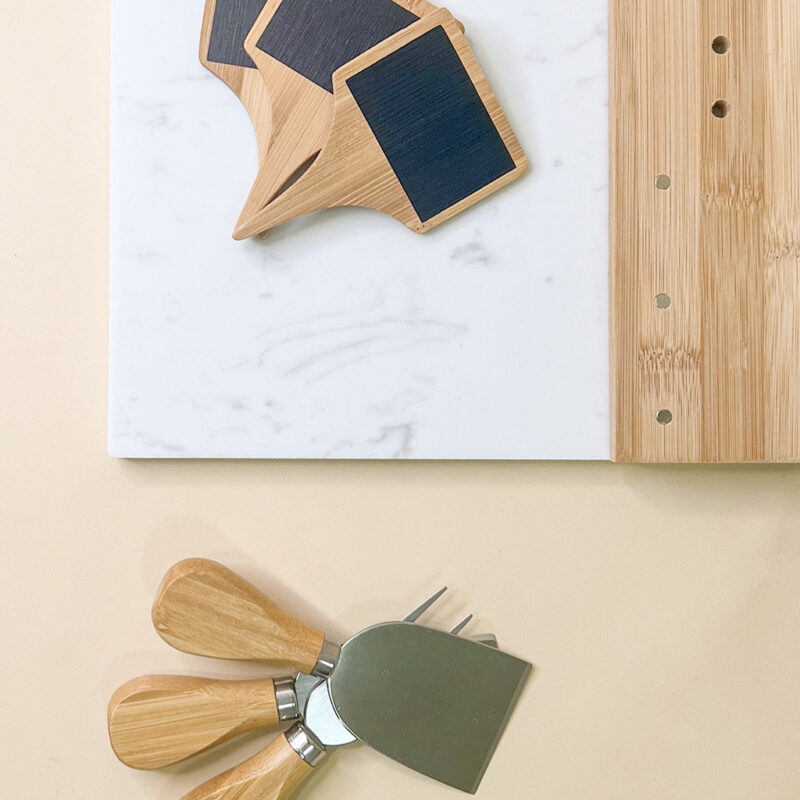 Set Tagliere in marmo e bamboo - 3 coltelli da formaggio - 3 segna antipasti - immagine 4