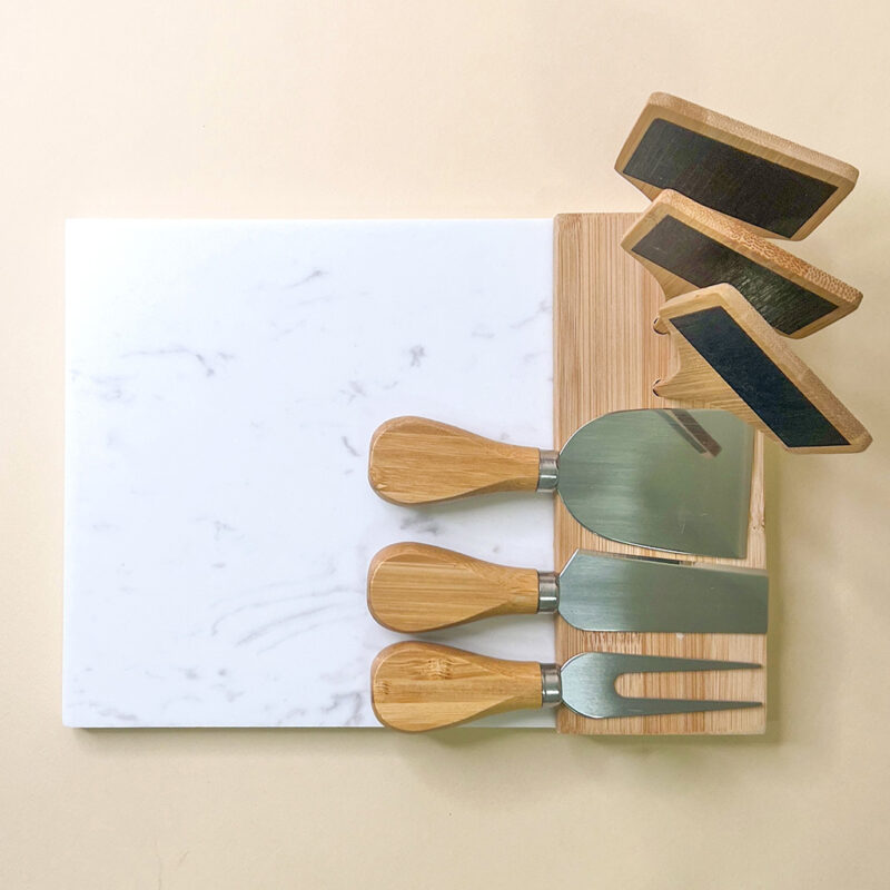 Set Tagliere in marmo e bamboo - 3 coltelli da formaggio - 3 segna antipasti - immagine 3