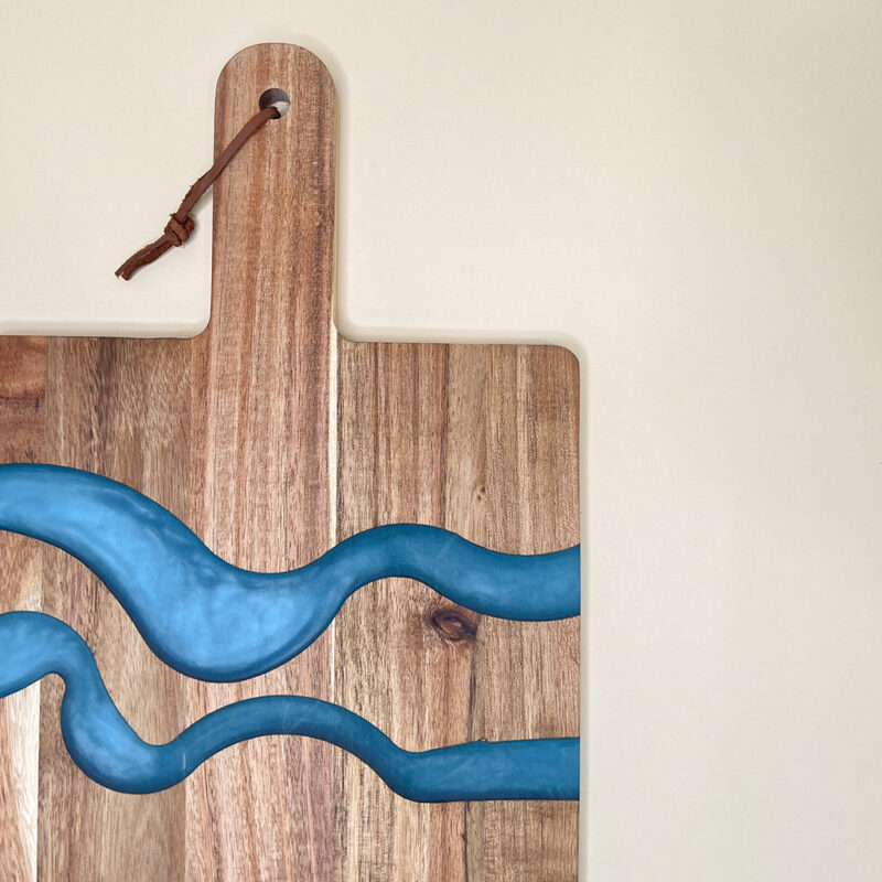 Tagliere di design in legno di acacia e resina epossidica azzurra con manico - immagine 3